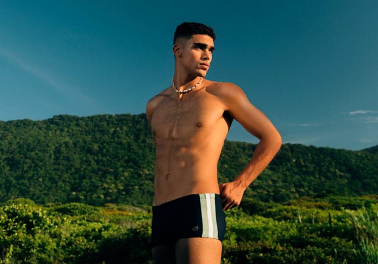 Homem na praia vestindo sunga