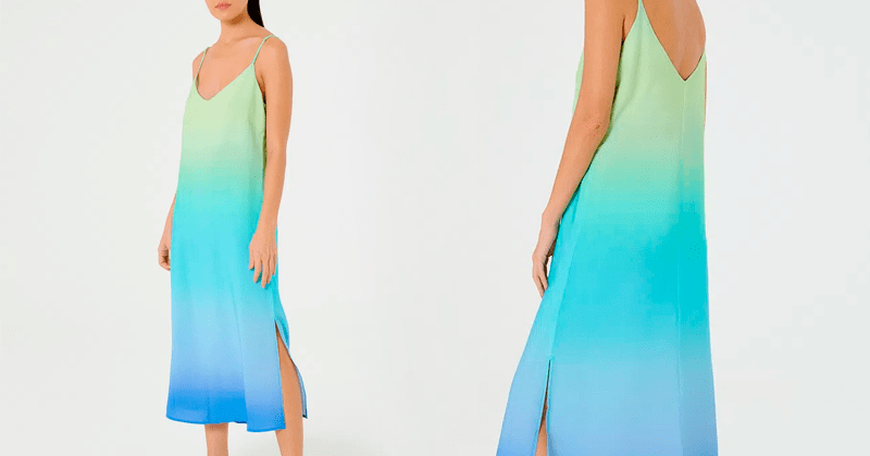 modelos usando um vestido midi com estampa em degrade de tons de azul