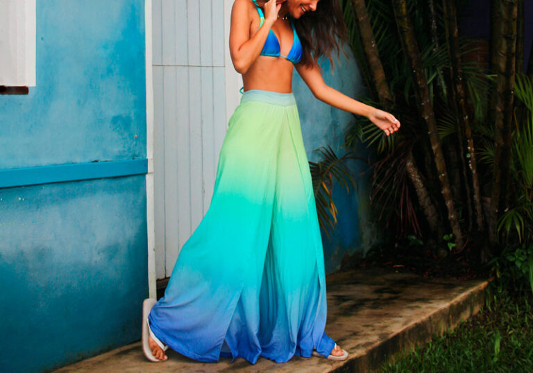 Mulher vestindo calça fluida