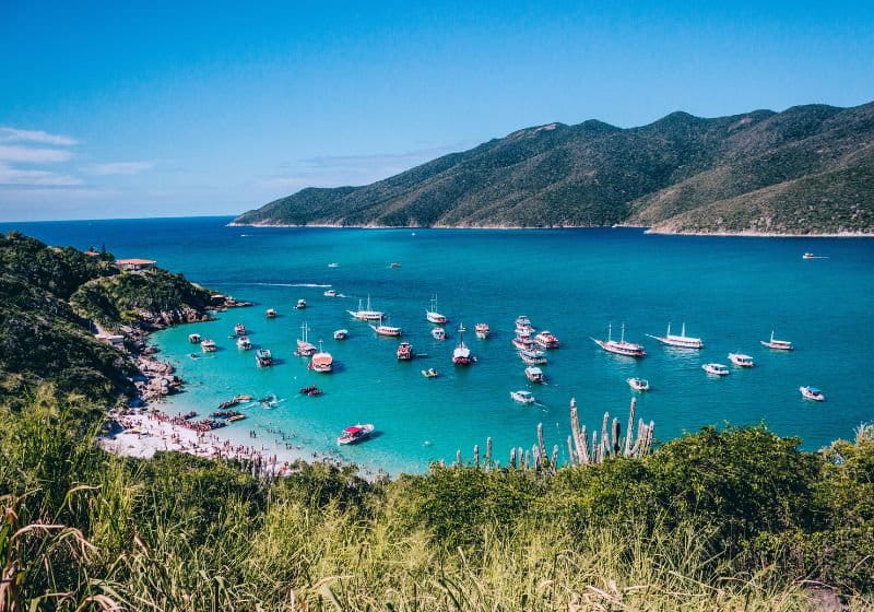 Praia do Forno, em Arraial do Cabo com muitos barcos e pessoas