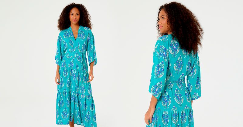 modelo preta usando vestido kimono azul estampado