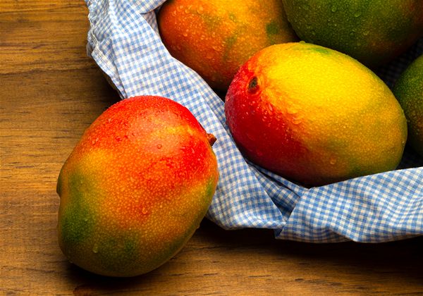 Mangas em cima de mesa de madeira