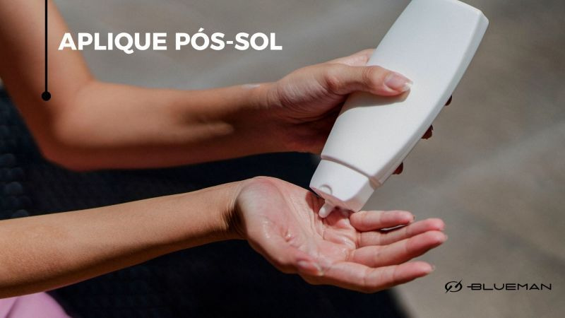 Mãos de pessoa aplicando creme em mãos.