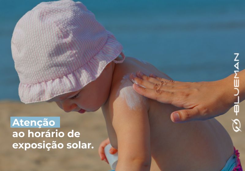 mae passando protetor em criança