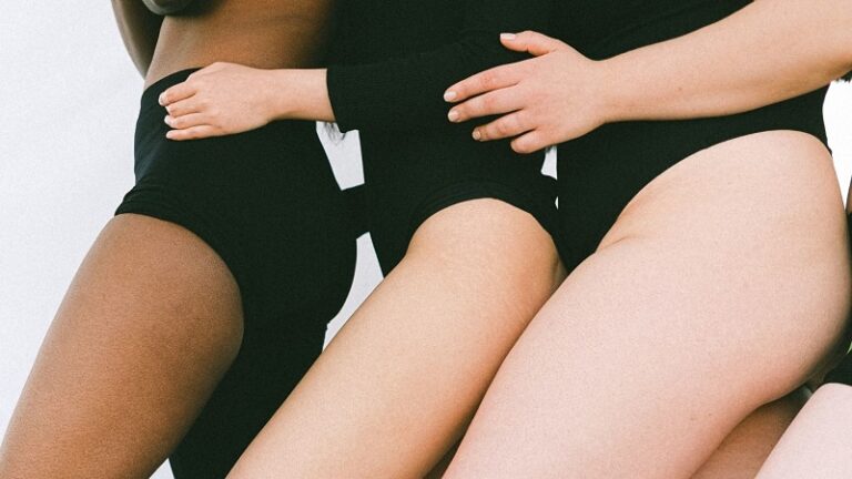 mulheres de biquini preto