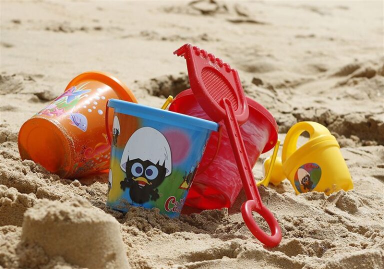 Baldinhos para brincar, sobre areia de praia