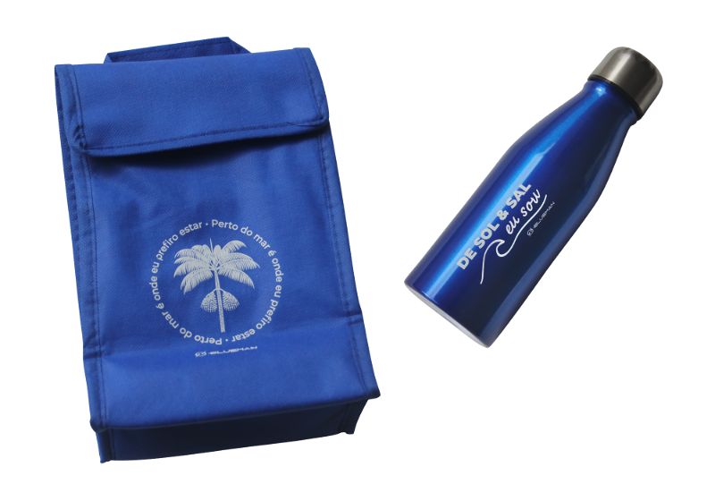 Imagem de bolsa e garrafa térmica azul