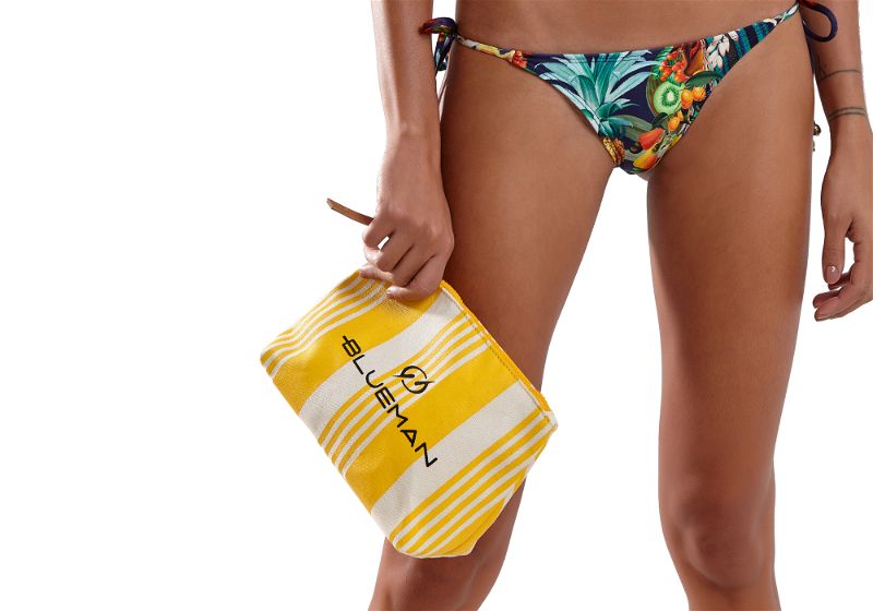 Mulher de biquíni segurando nécessaire 