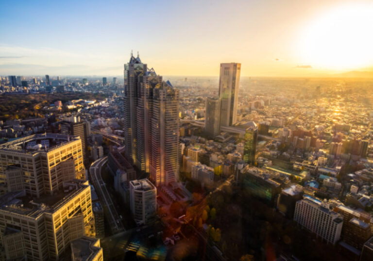 foto de cima de uma cidade bem iluminada pela luz do sol
