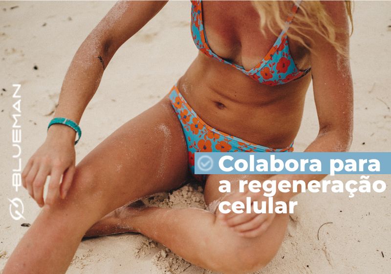 foto de mulher de biquini sentada na areia