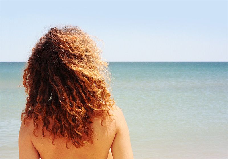 como cuidar cabelos cacheados praia sol