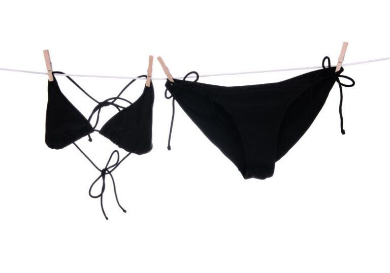 Biquíni preto estendido em uma varal