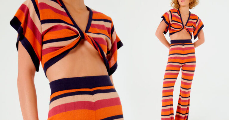 modelo loira vestindo um conjunto de calça e cropped confeccionado em tons terrosos