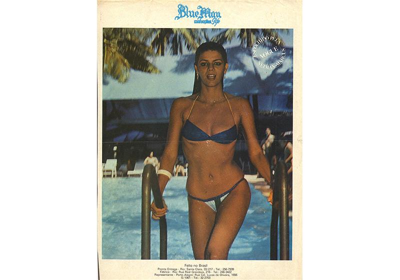 Modelo Rose di Primo subindo escada de piscina utilizando biquíni azul