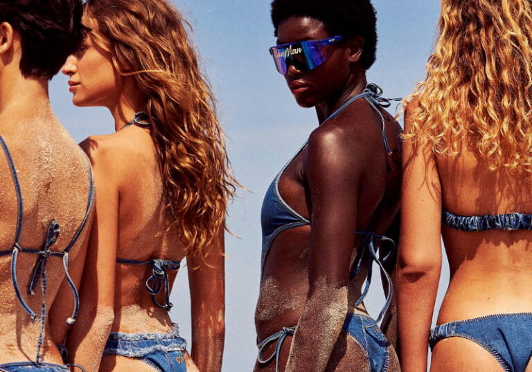 garota posando na praia com biquíni jeans