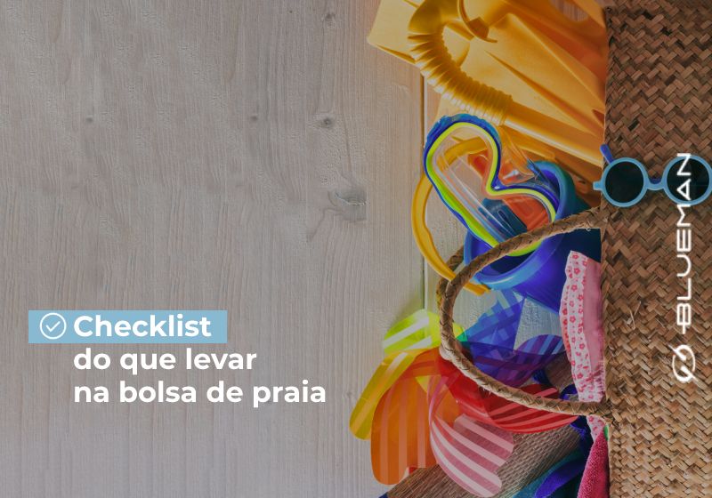 foto de cima de roupa de praia com diversos itens