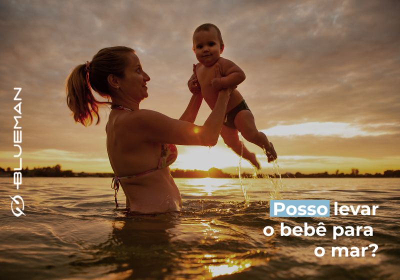 mamae e bebe no mar e por do sol ao fundo