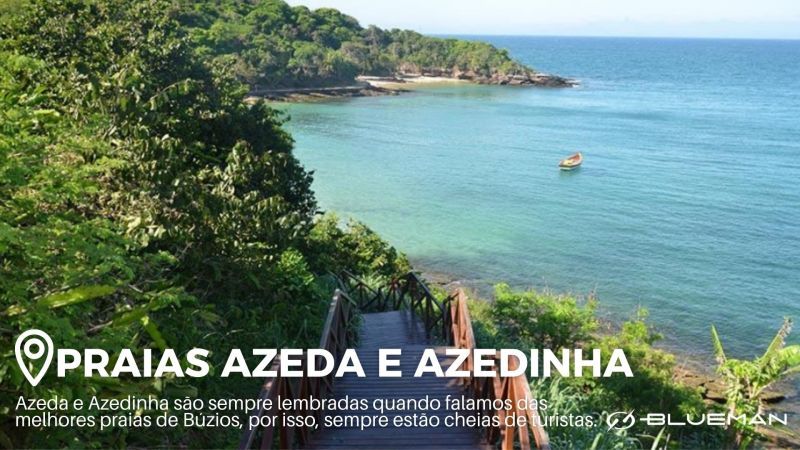 Conheça a praia Azeda e Azedinha. Foto de caminho de madeira que se dá em praia cercado por mata verde.