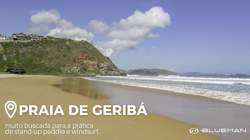 Conhecendo a Praia de Geribá. Beira mar de praia com morro ao fundo.