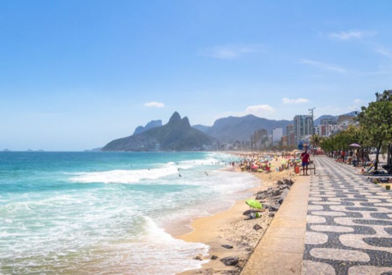 foto de praia do ipanema com banhistas durante o dia