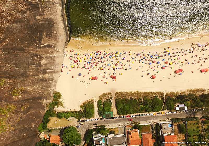 Imagem da praia de Itacoatiara em Niterói