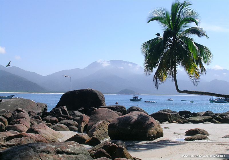 Imagem da praia do Aventureiro no Rio de Janeiro