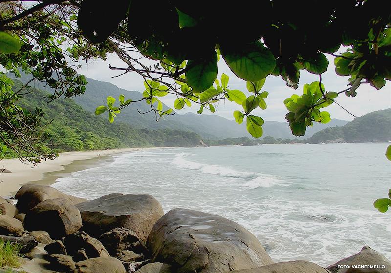 Imagem da praia do Cachadaço no Rio de Janeiro