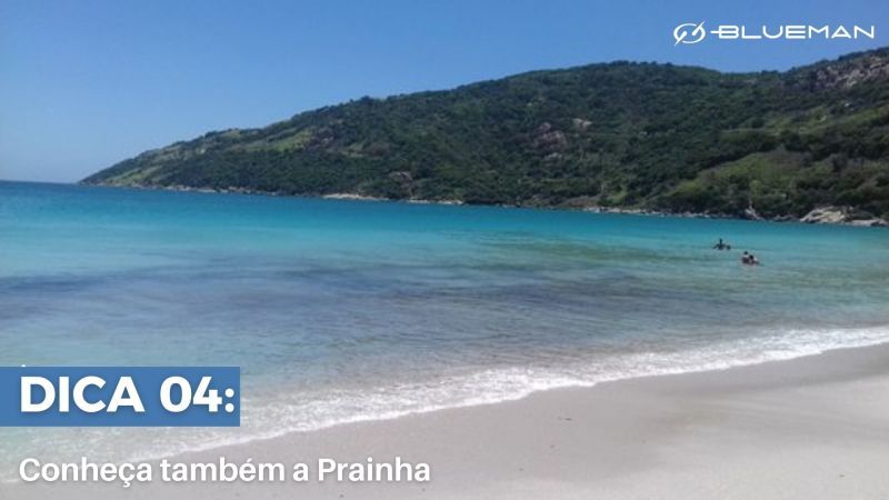 A prainha e um otimo lugar tambem Vista de horizonte praiano composto por mar e morros verdes.