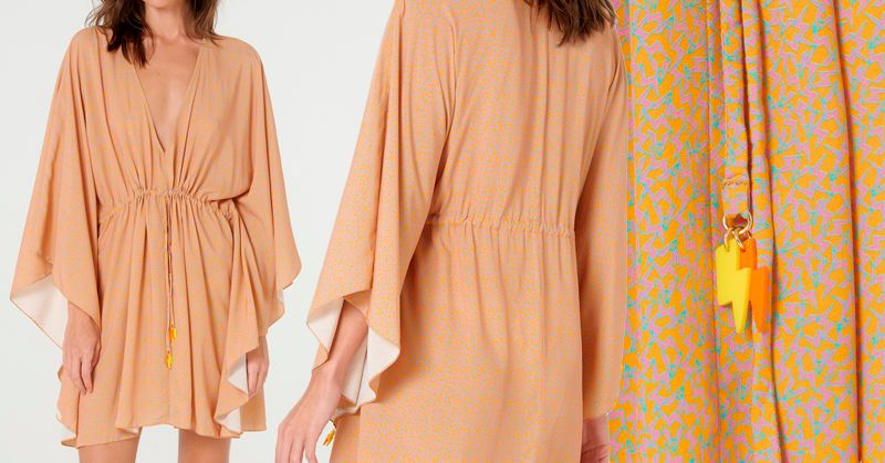 modelo usando vestido curto com mangão e amarração na cintura na cor bege