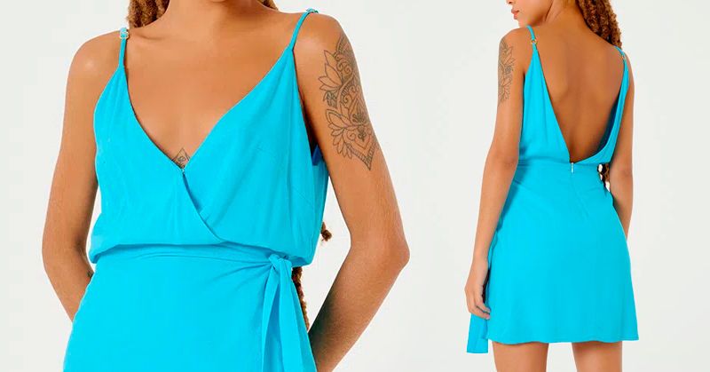 modelo vista de frente e de costas usando um curto azul com decote transpassado