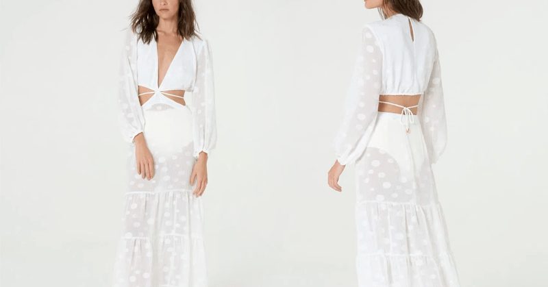 modelo de cabelos castanhos usando um vestido longo branco com fendas laterais e mangas bufantes