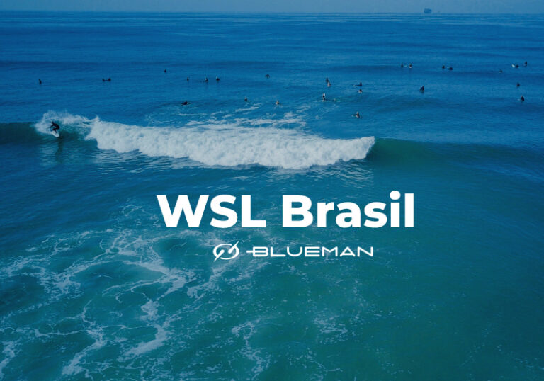 surfistas no mar com escrita no meio diz "WSL Brasil"