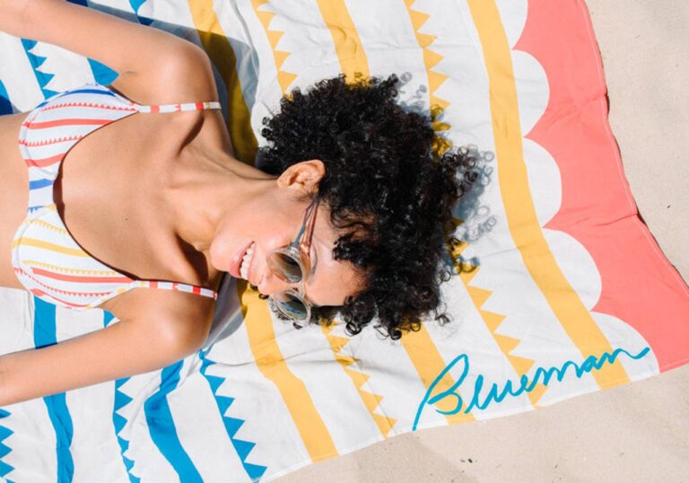 Mulher utilizando vários acessórios na praia